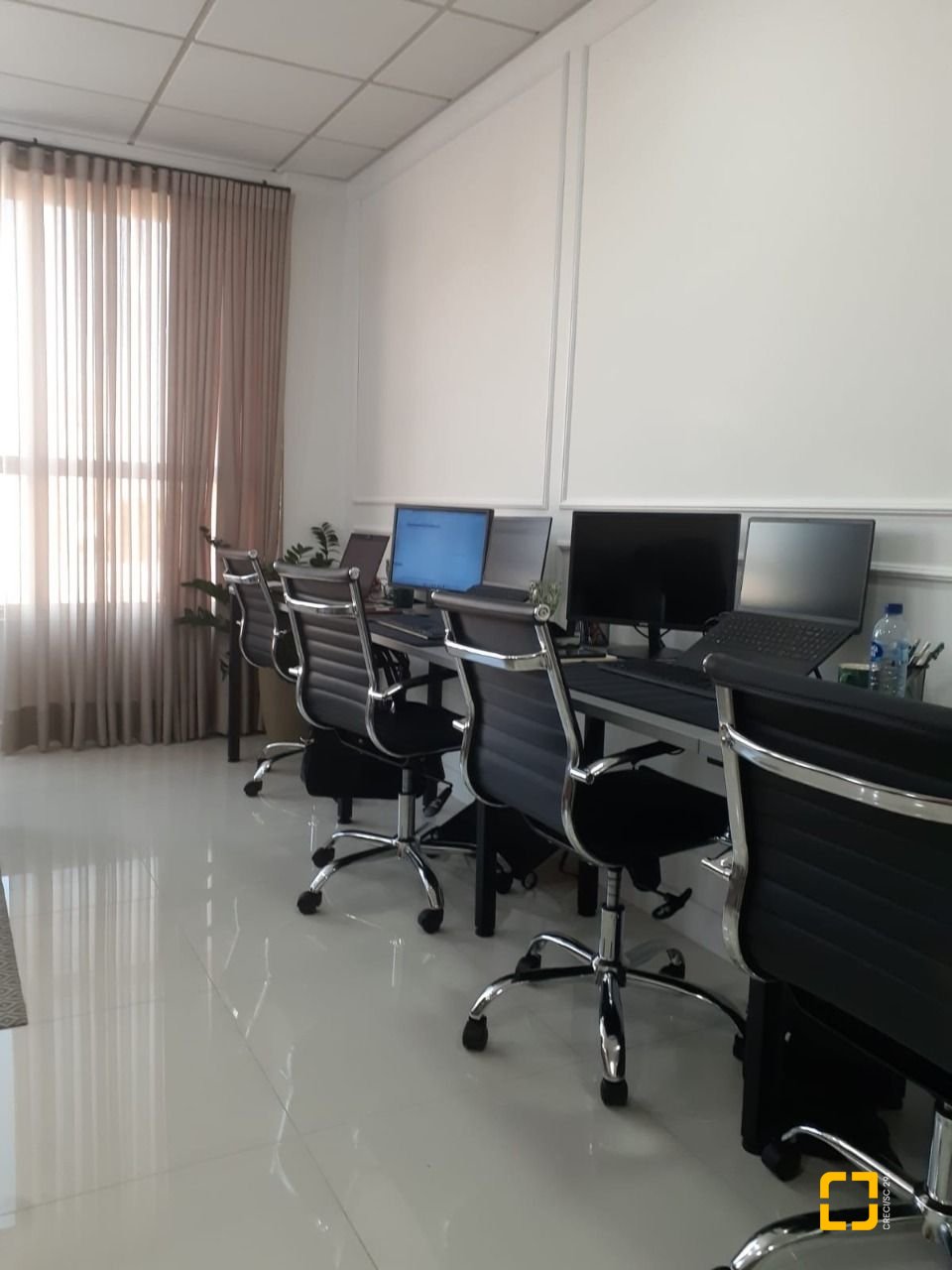 Sala com 32m², no bairro Barreiros em São José