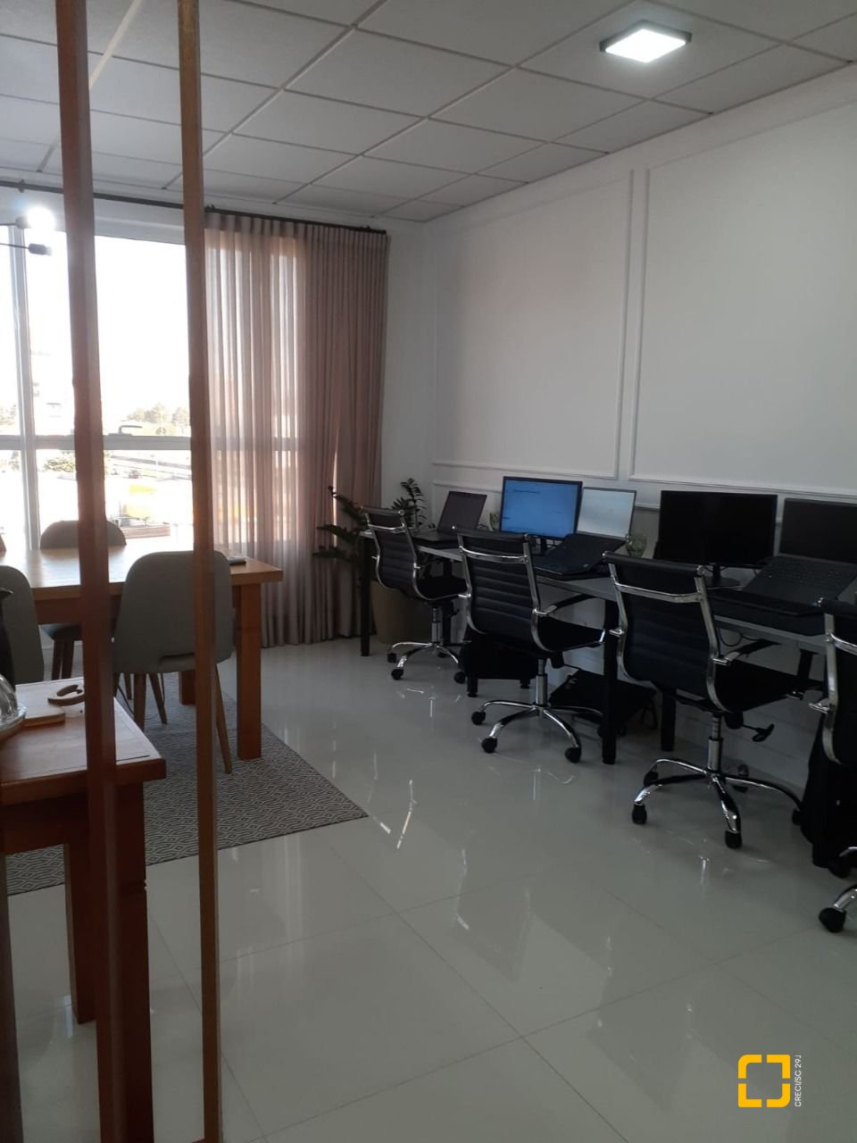 Sala com 32m², no bairro Barreiros em São José