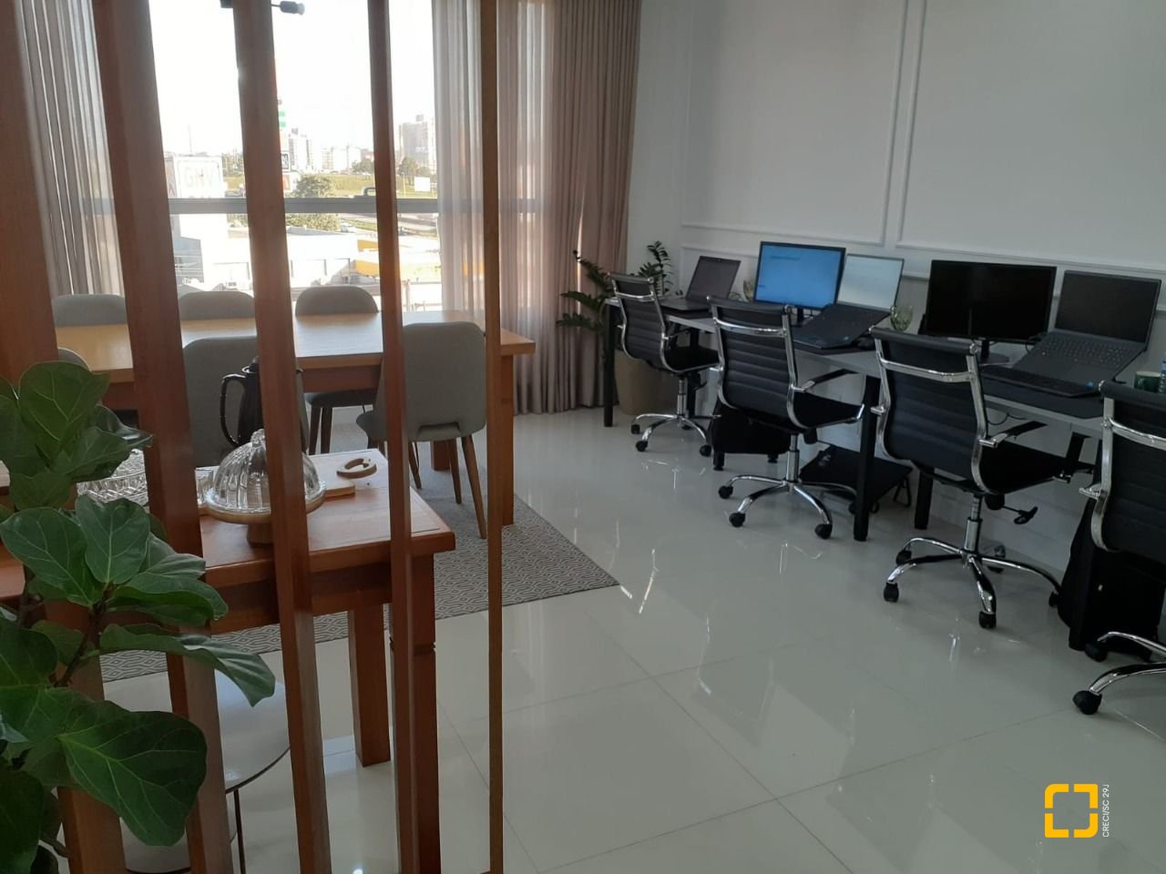 Sala com 32m², no bairro Barreiros em São José