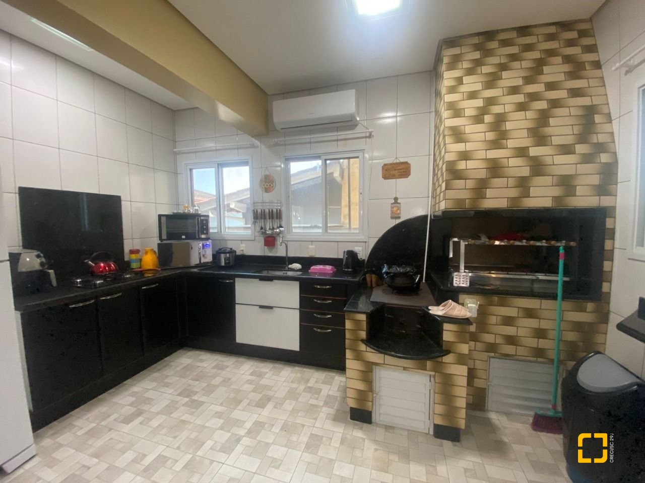 Casa com 350m², 7 quartos (sendo 1 suíte), 5 garagens, no bairro Passa Vinte em Palhoça