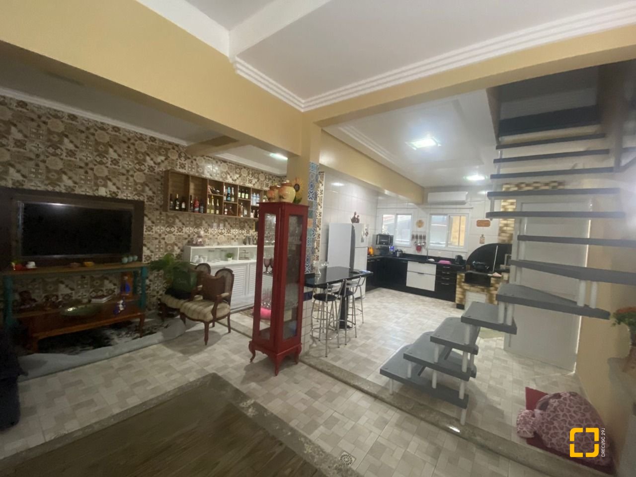 Casa com 350m², 7 quartos (sendo 1 suíte), 5 garagens, no bairro Passa Vinte em Palhoça