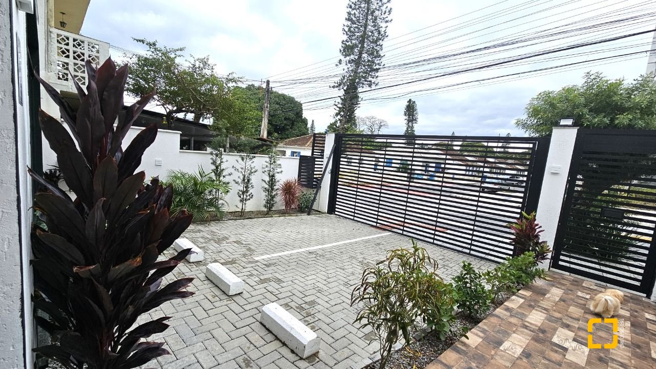 Prédio com 240m², 2 garagens, no bairro Jardim Atlântico em Florianópolis