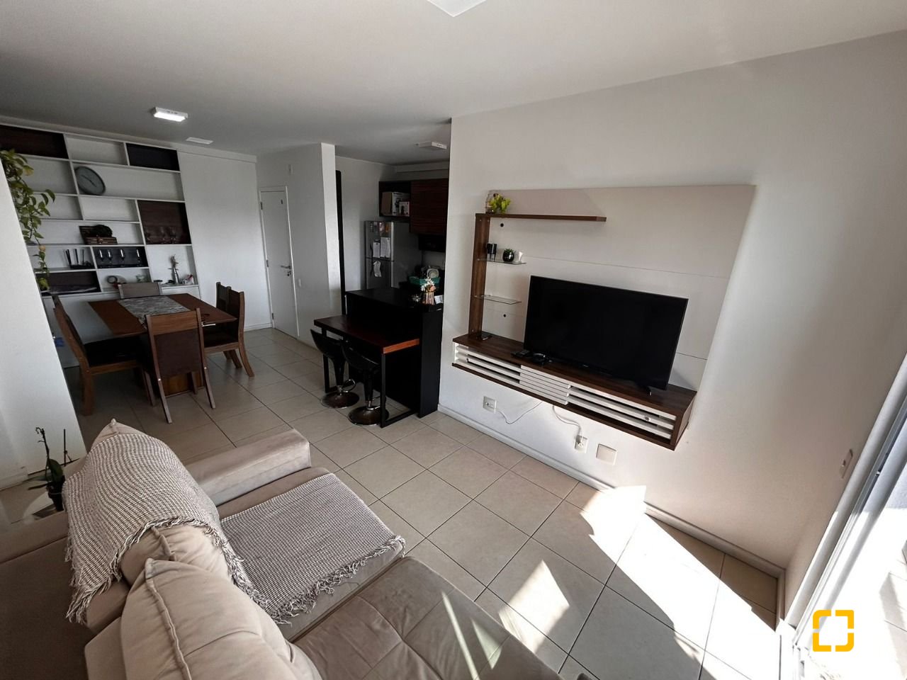 Apartamento com 83m², 3 quartos (sendo 1 suíte), 2 garagens, no bairro Pagani em Palhoça