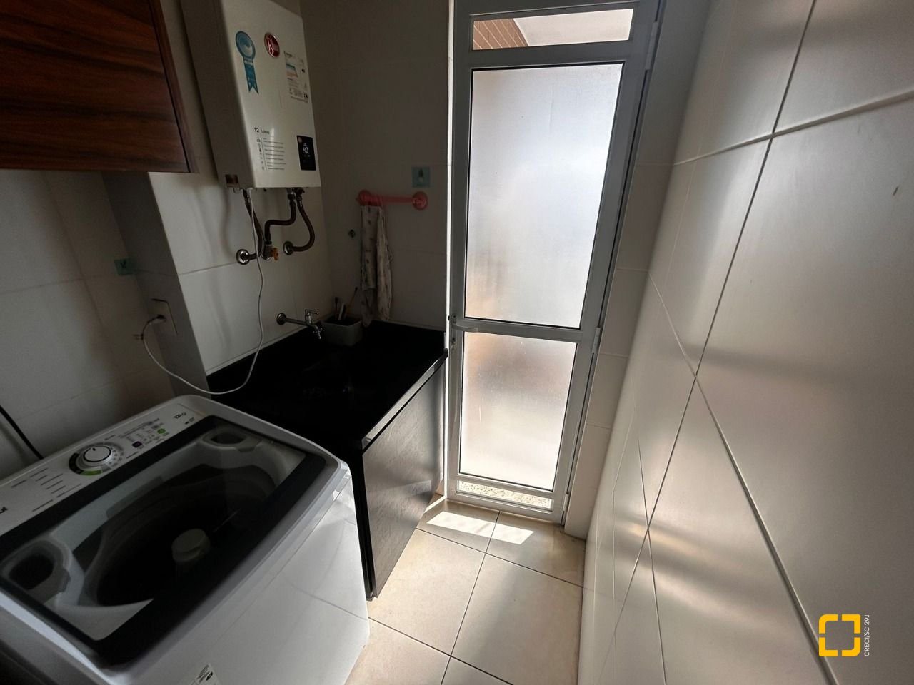 Apartamento com 83m², 3 quartos (sendo 1 suíte), 2 garagens, no bairro Pagani em Palhoça
