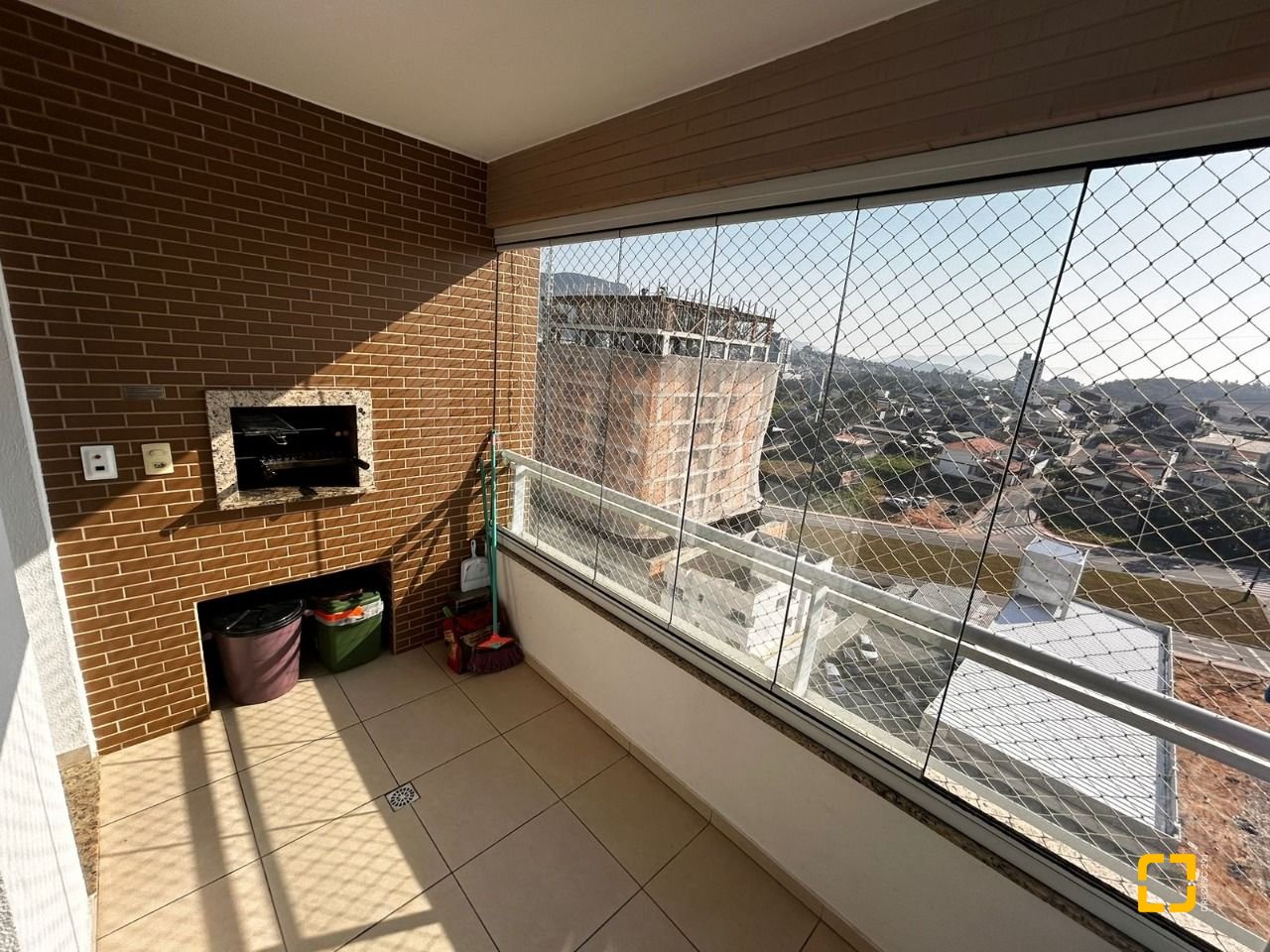 Apartamento com 83m², 3 quartos (sendo 1 suíte), 2 garagens, no bairro Pagani em Palhoça