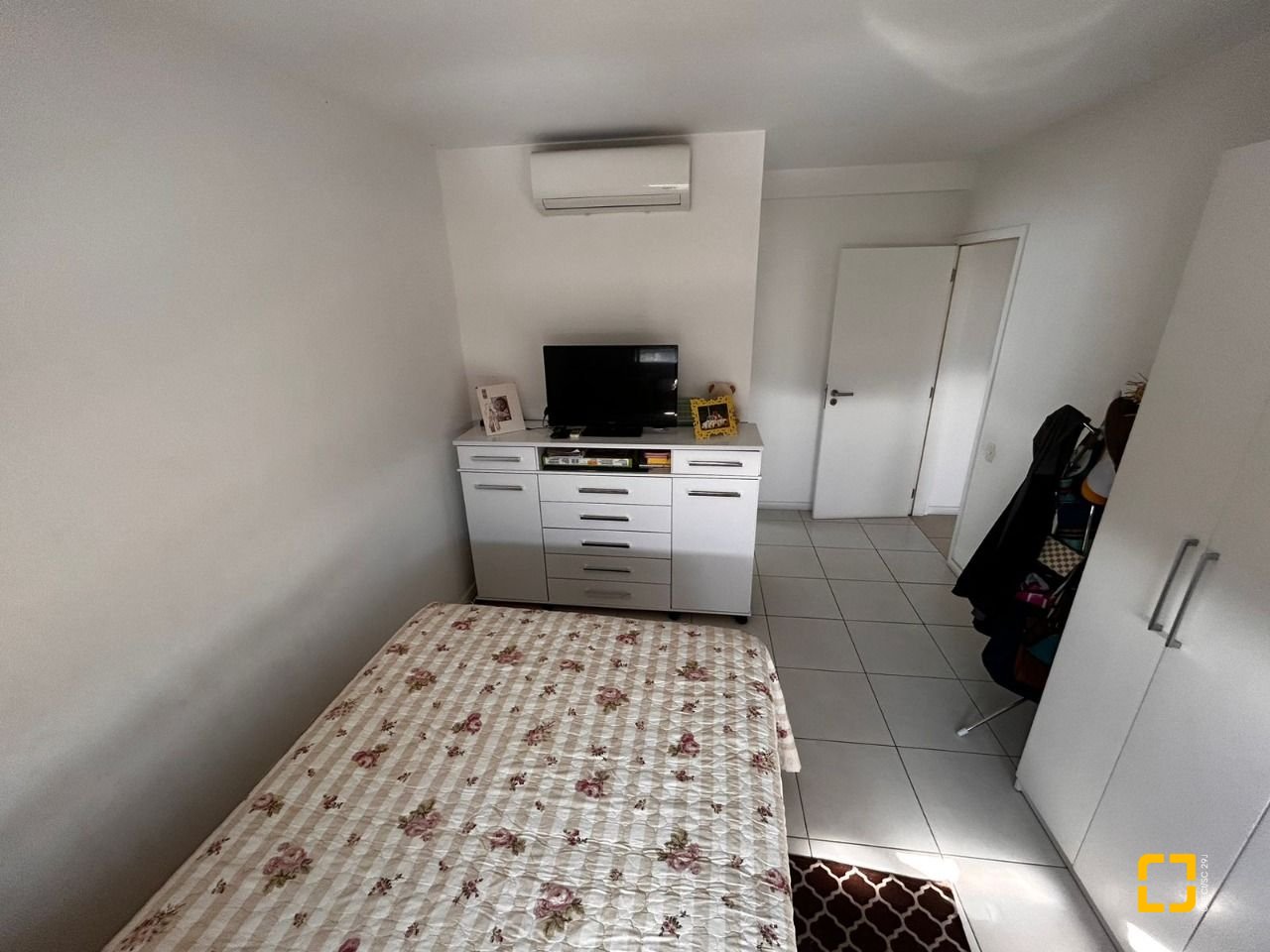 Apartamento com 83m², 3 quartos (sendo 1 suíte), 2 garagens, no bairro Pagani em Palhoça