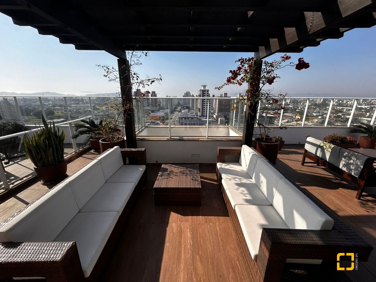 Apartamento com 83m², 3 quartos (sendo 1 suíte), 2 garagens, no bairro Pagani em Palhoça
