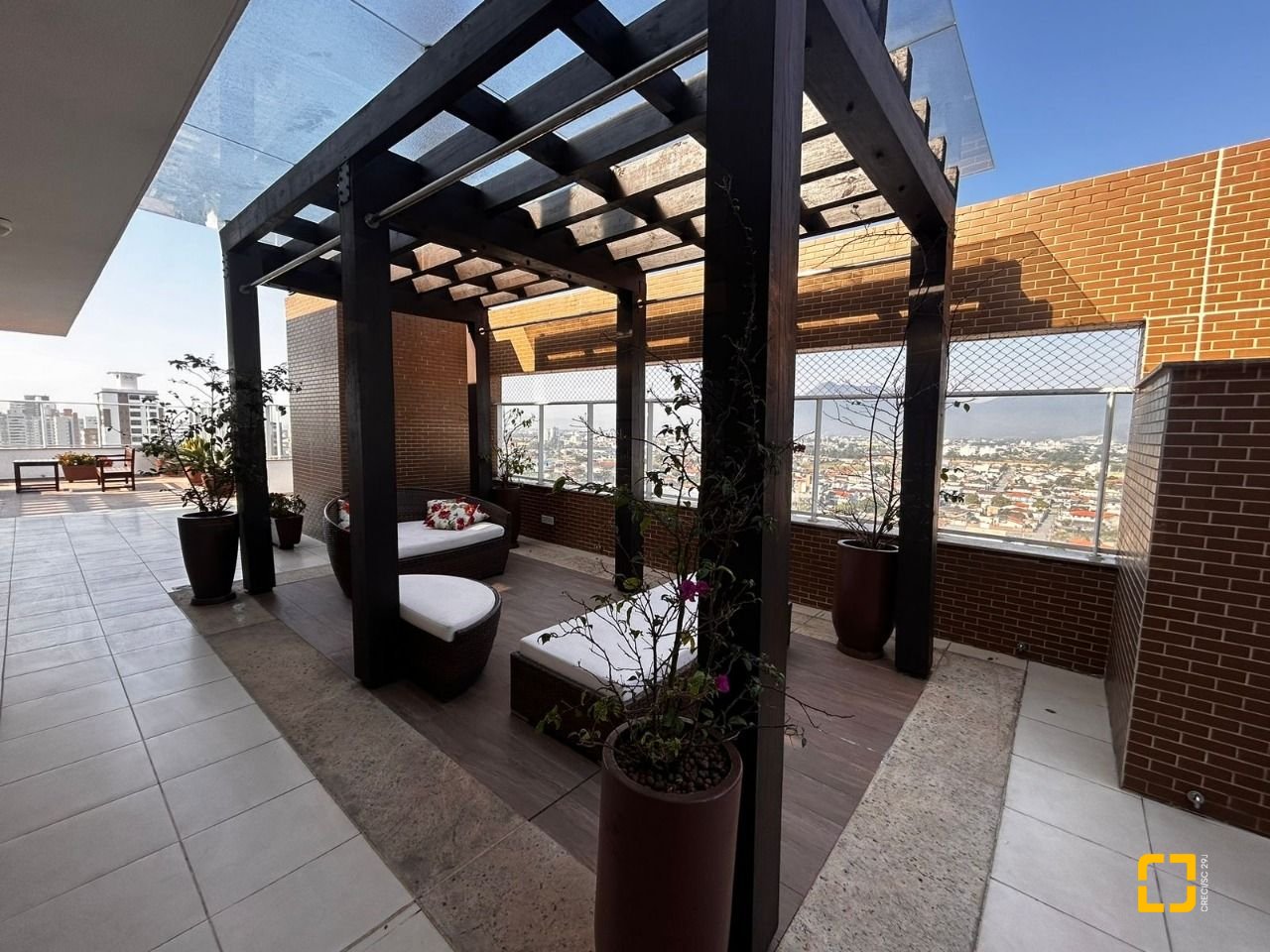 Apartamento com 83m², 3 quartos (sendo 1 suíte), 2 garagens, no bairro Pagani em Palhoça
