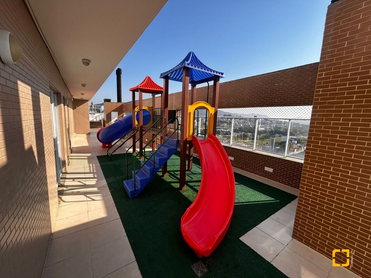 Apartamento com 83m², 3 quartos (sendo 1 suíte), 2 garagens, no bairro Pagani em Palhoça