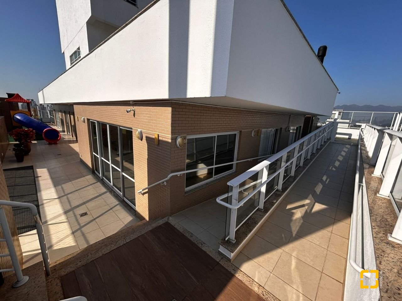 Apartamento com 83m², 3 quartos (sendo 1 suíte), 2 garagens, no bairro Pagani em Palhoça