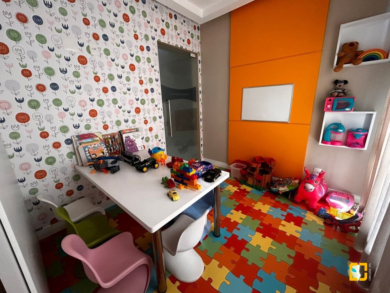 Apartamento com 83m², 3 quartos (sendo 1 suíte), 2 garagens, no bairro Pagani em Palhoça