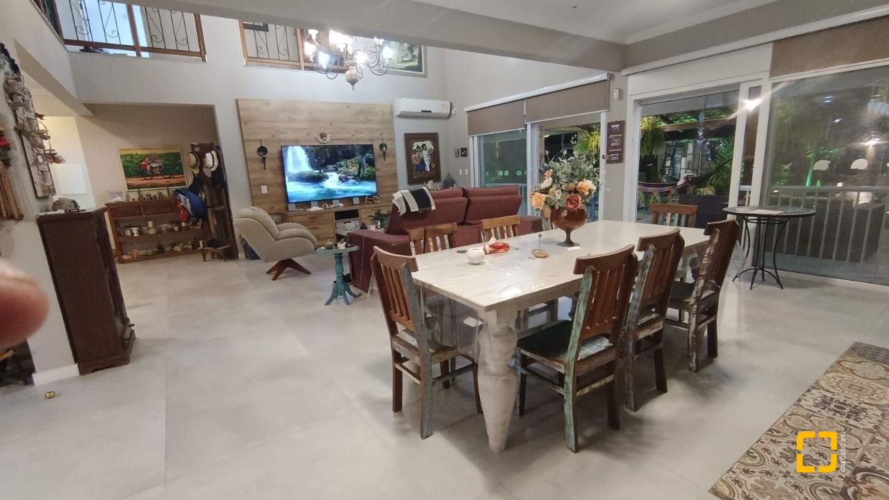 Casa com 567m², 6 quartos (sendo 2 suítes), 3 garagens, no bairro Ingleses em Florianópolis