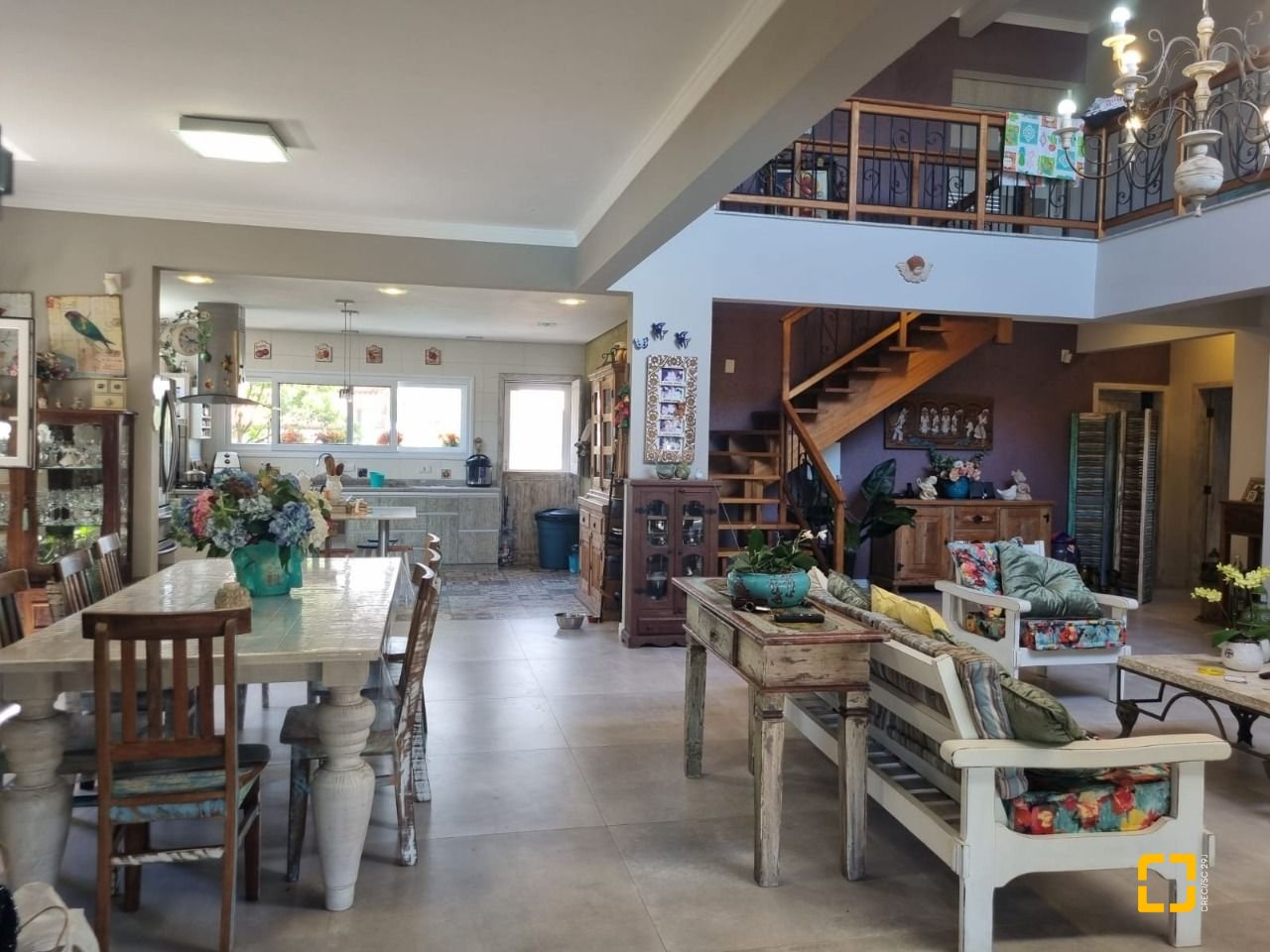 Casa com 567m², 6 quartos (sendo 2 suítes), 3 garagens, no bairro Ingleses em Florianópolis