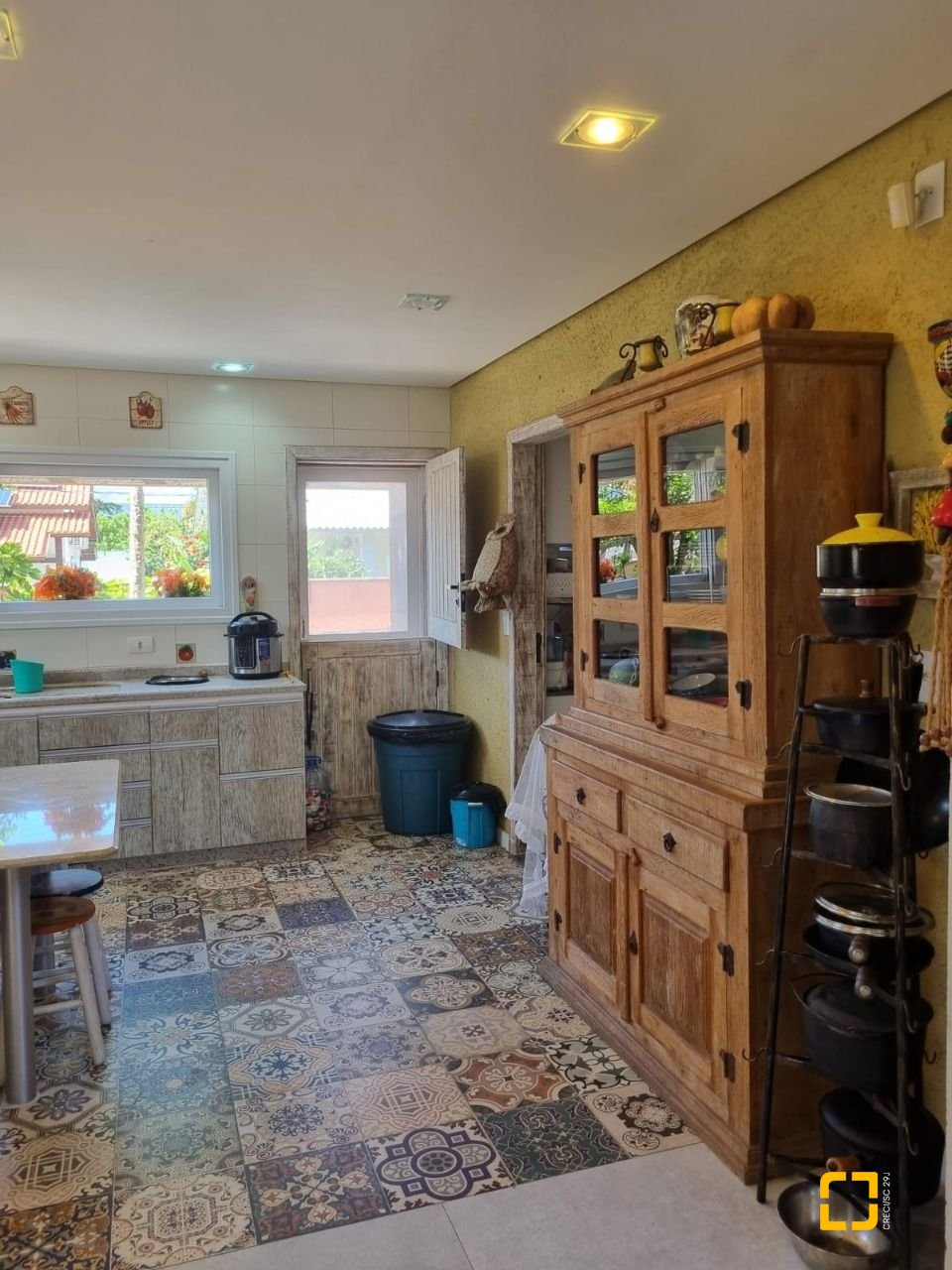 Casa com 567m², 6 quartos (sendo 2 suítes), 3 garagens, no bairro Ingleses em Florianópolis