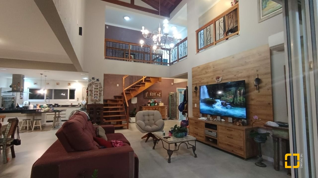 Casa com 567m², 6 quartos (sendo 2 suítes), 3 garagens, no bairro Ingleses em Florianópolis