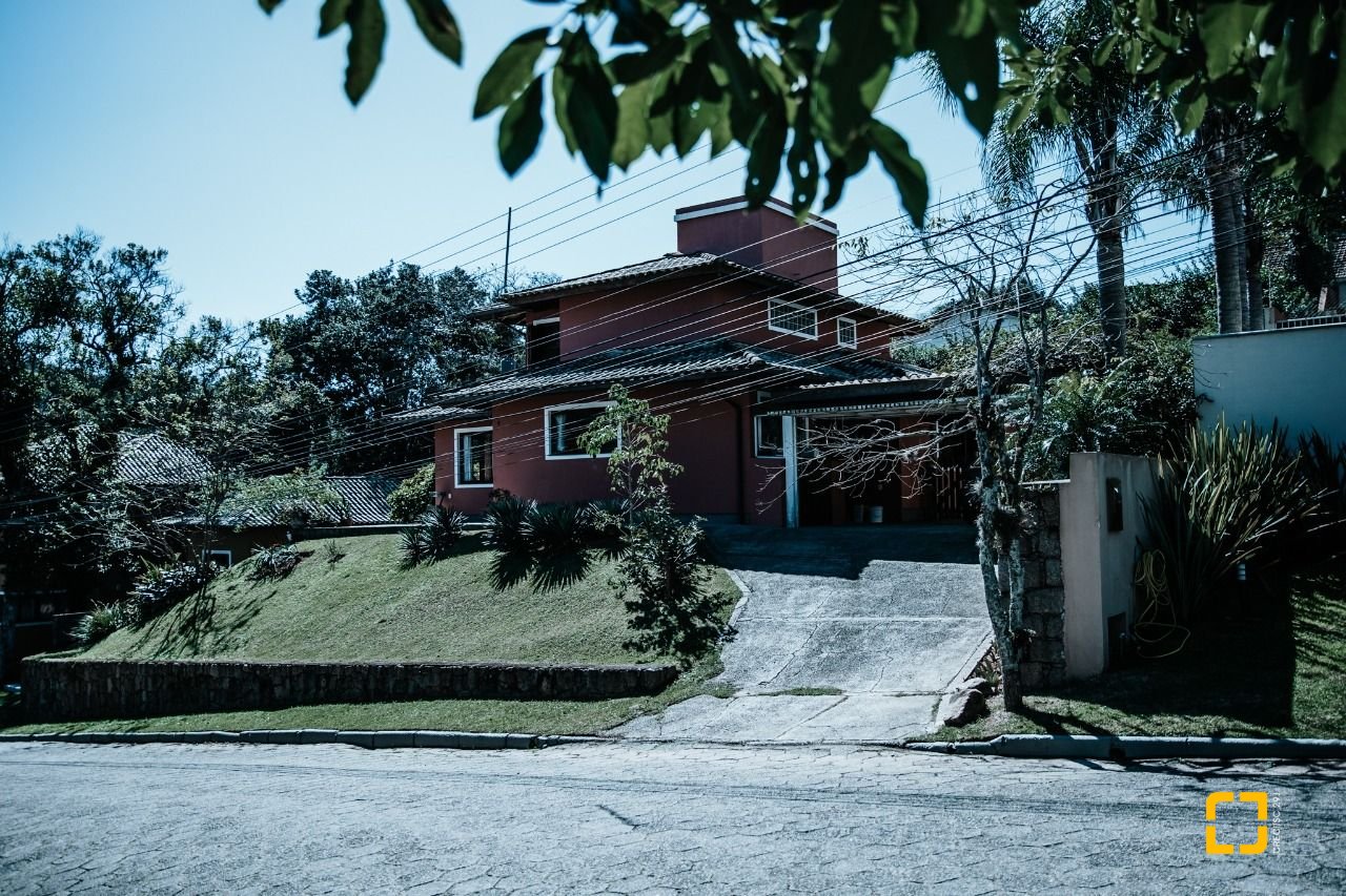 Casa de Condomínio com 300m², 4 quartos (sendo 1 suíte), 4 garagens, no bairro Rio Tavares em Florianópolis