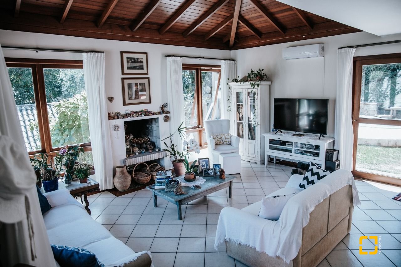 Casa de Condomínio com 300m², 4 quartos (sendo 1 suíte), 4 garagens, no bairro Rio Tavares em Florianópolis