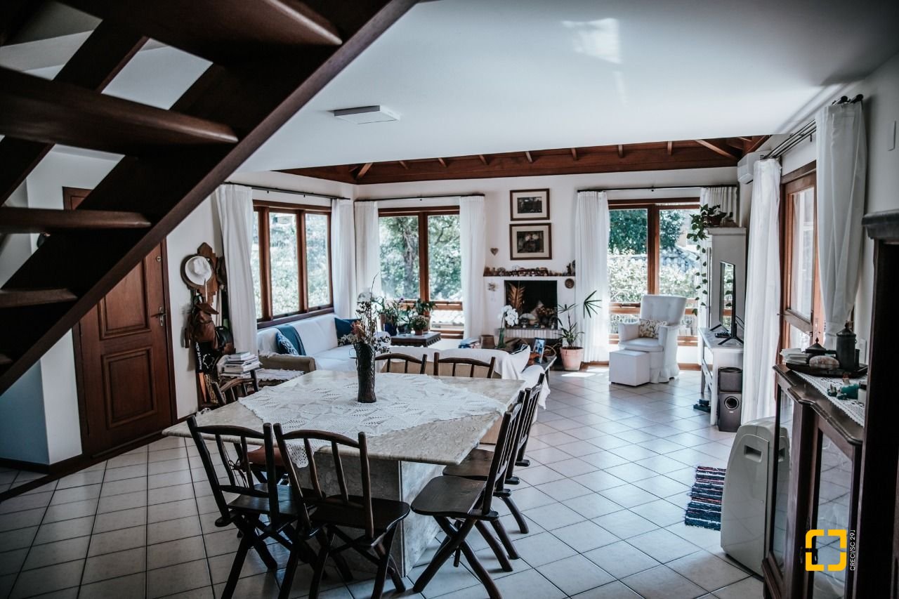 Casa de Condomínio com 300m², 4 quartos (sendo 1 suíte), 4 garagens, no bairro Rio Tavares em Florianópolis