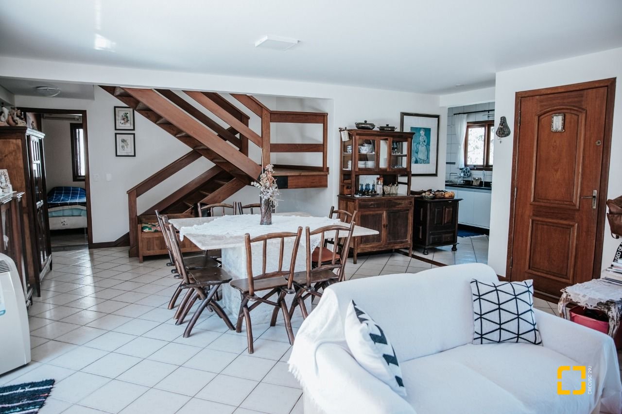Casa de Condomínio com 300m², 4 quartos (sendo 1 suíte), 4 garagens, no bairro Rio Tavares em Florianópolis