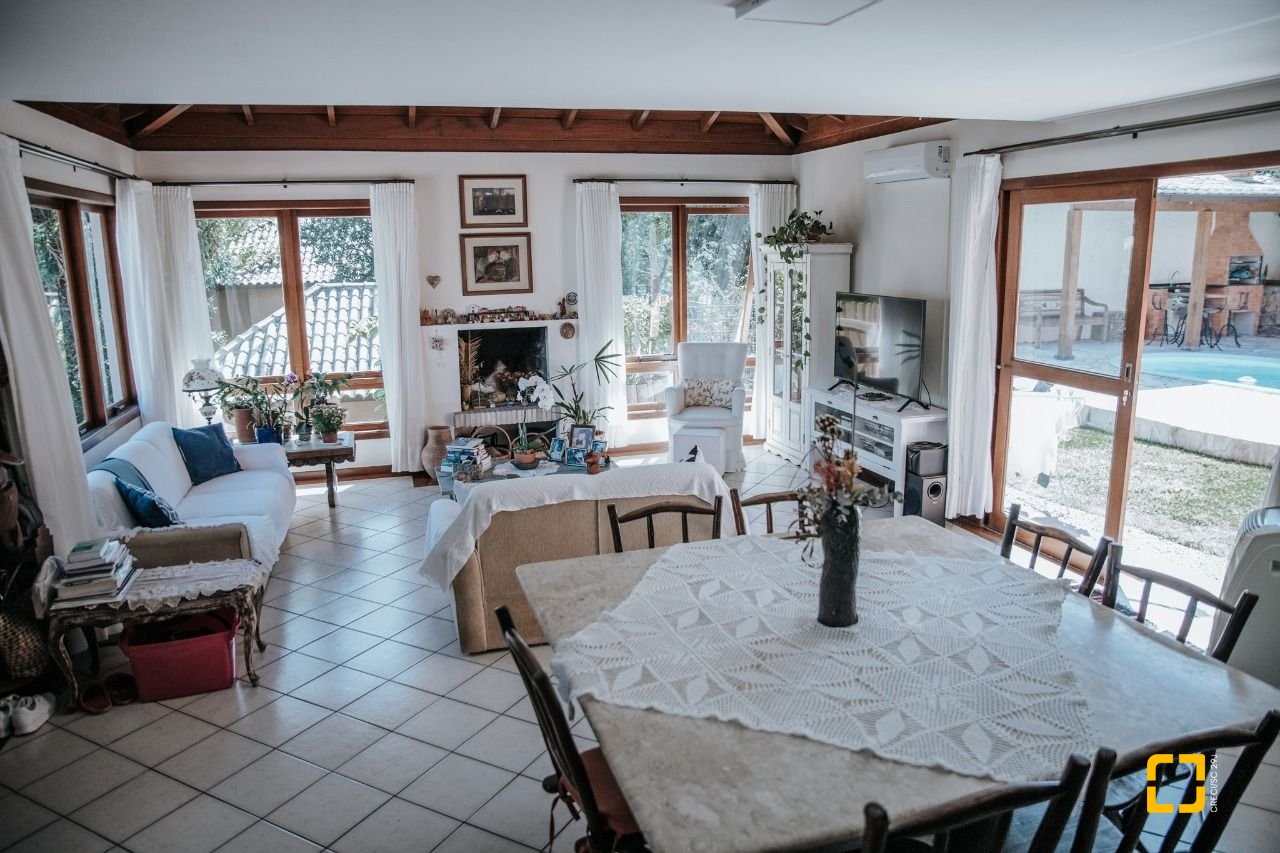 Casa de Condomínio com 300m², 4 quartos (sendo 1 suíte), 4 garagens, no bairro Rio Tavares em Florianópolis