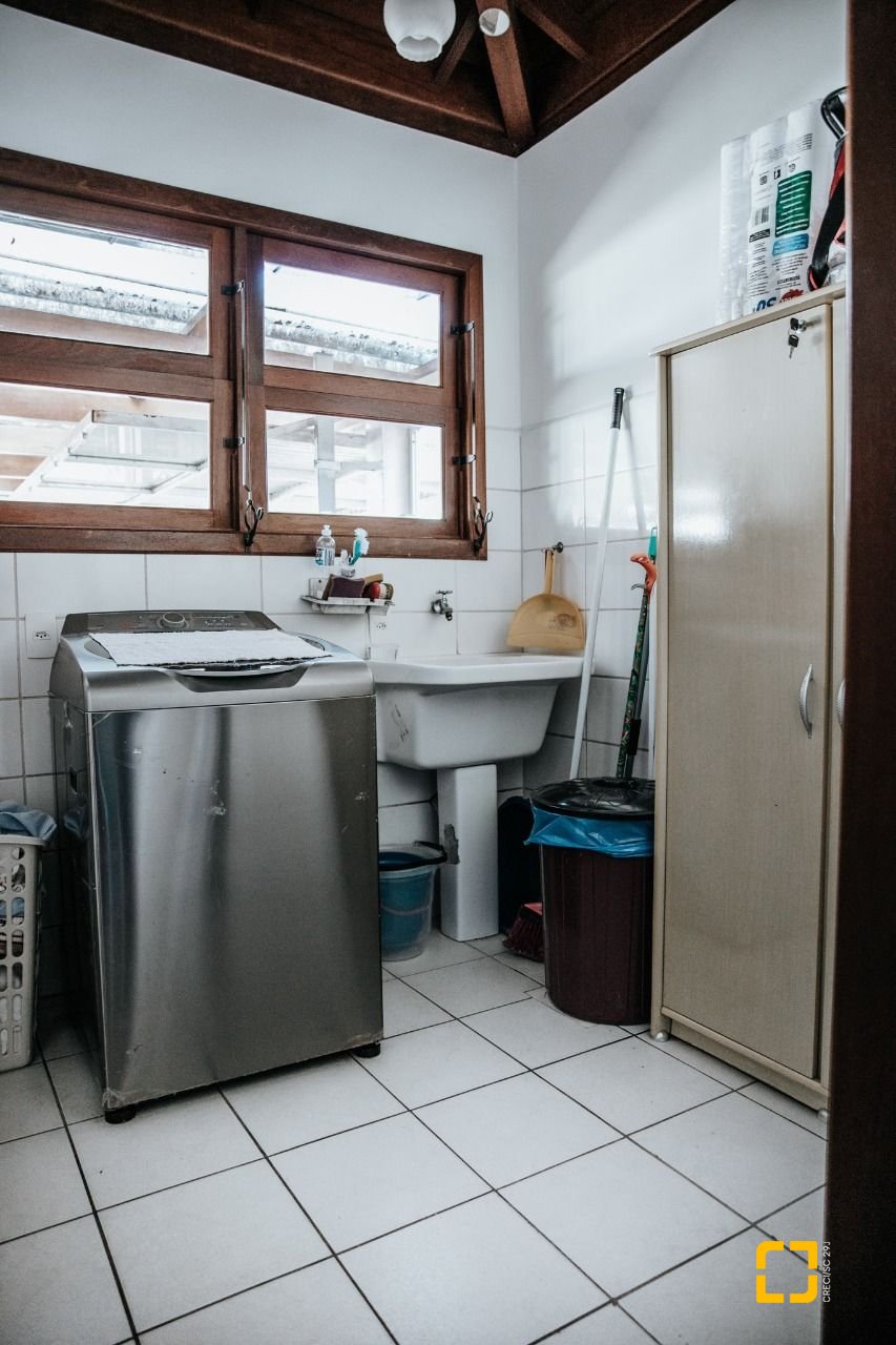 Casa de Condomínio com 300m², 4 quartos (sendo 1 suíte), 4 garagens, no bairro Rio Tavares em Florianópolis
