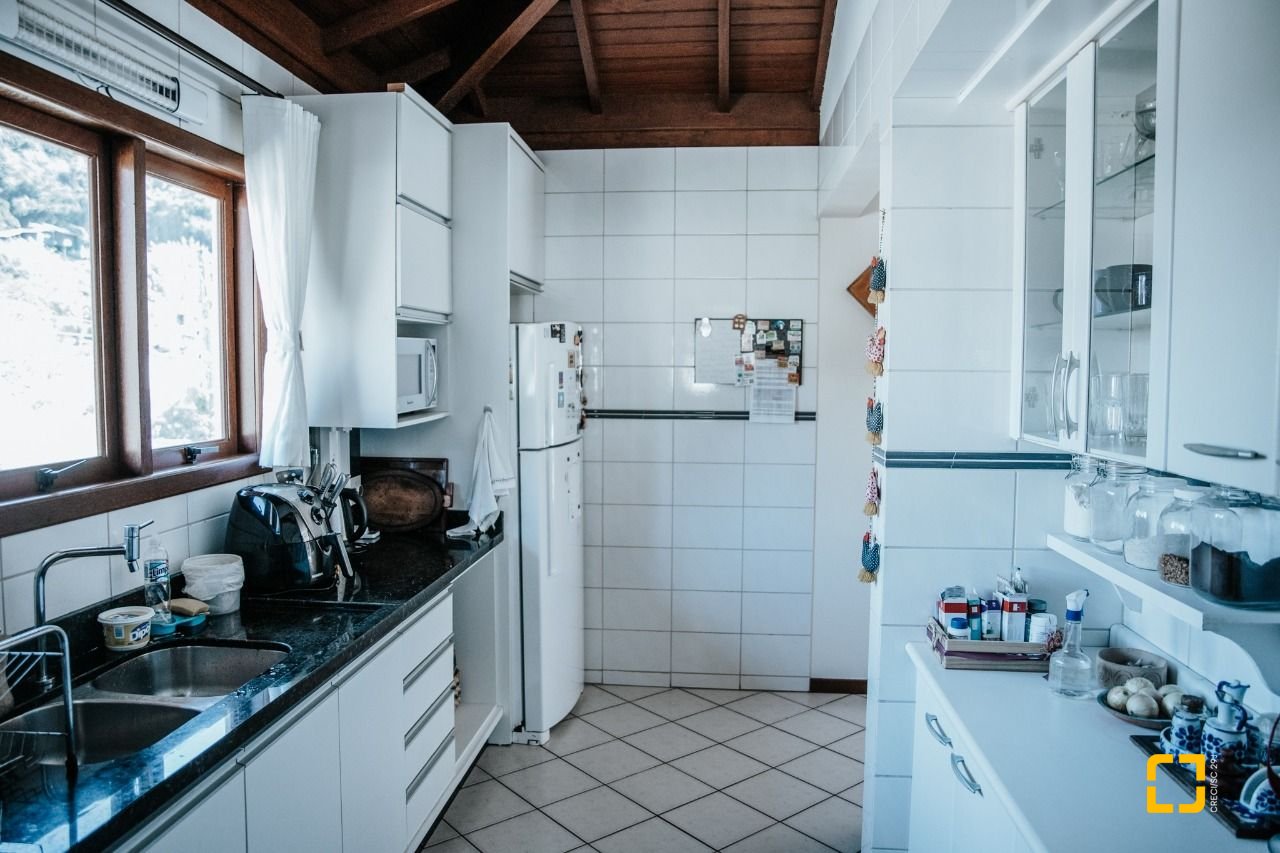 Casa de Condomínio com 300m², 4 quartos (sendo 1 suíte), 4 garagens, no bairro Rio Tavares em Florianópolis