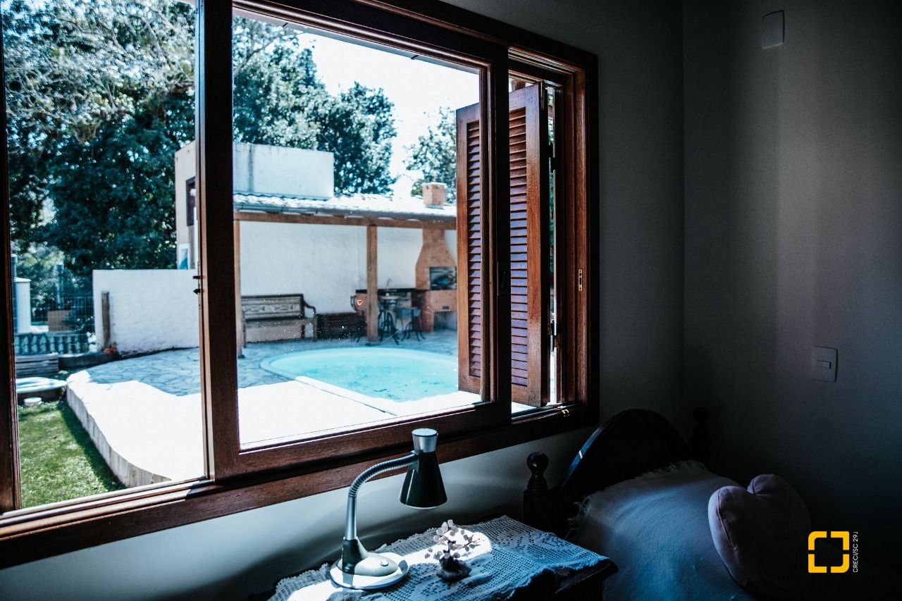 Casa de Condomínio com 300m², 4 quartos (sendo 1 suíte), 4 garagens, no bairro Rio Tavares em Florianópolis