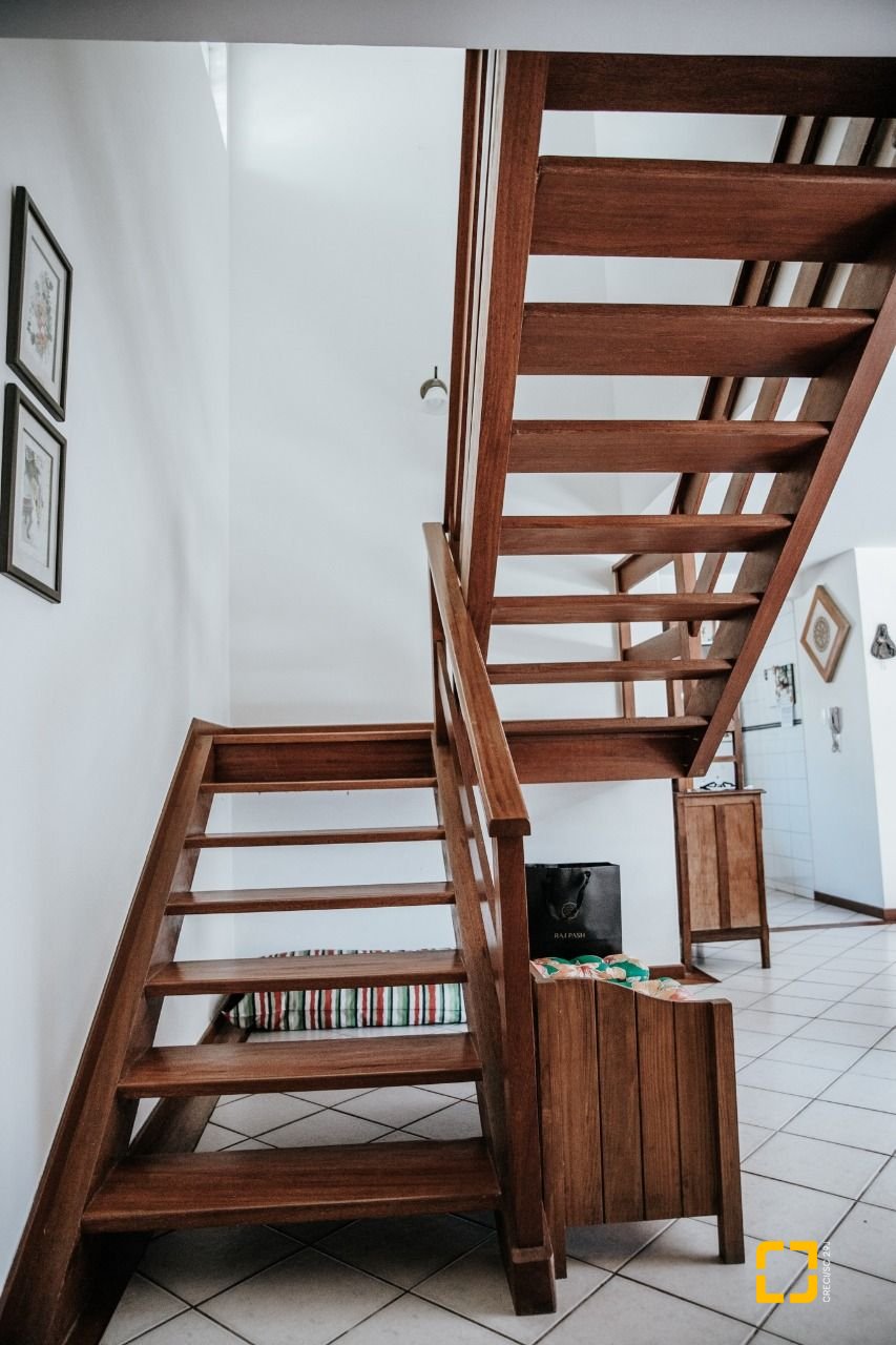 Casa de Condomínio com 300m², 4 quartos (sendo 1 suíte), 4 garagens, no bairro Rio Tavares em Florianópolis