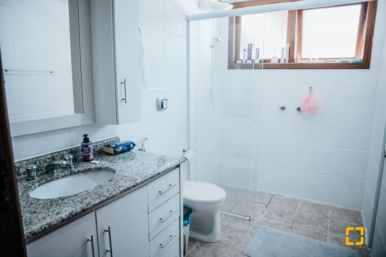 Casa de Condomínio com 300m², 4 quartos (sendo 1 suíte), 4 garagens, no bairro Rio Tavares em Florianópolis