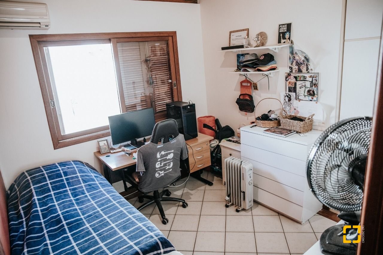 Casa de Condomínio com 300m², 4 quartos (sendo 1 suíte), 4 garagens, no bairro Rio Tavares em Florianópolis