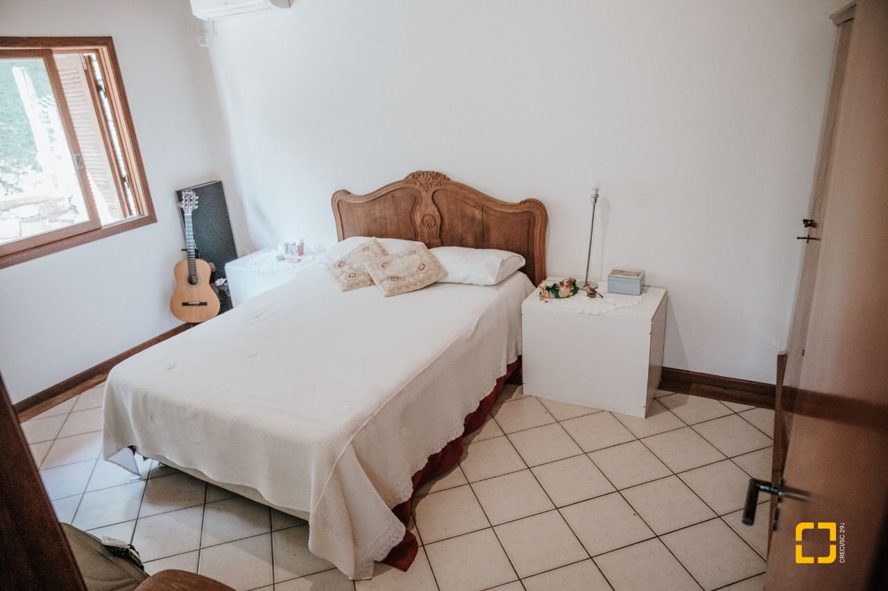 Casa de Condomínio com 300m², 4 quartos (sendo 1 suíte), 4 garagens, no bairro Rio Tavares em Florianópolis