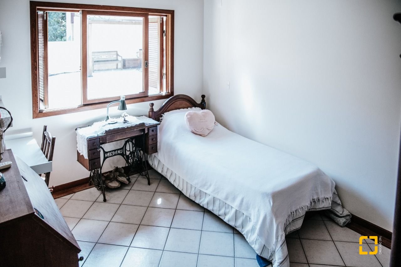 Casa de Condomínio com 300m², 4 quartos (sendo 1 suíte), 4 garagens, no bairro Rio Tavares em Florianópolis