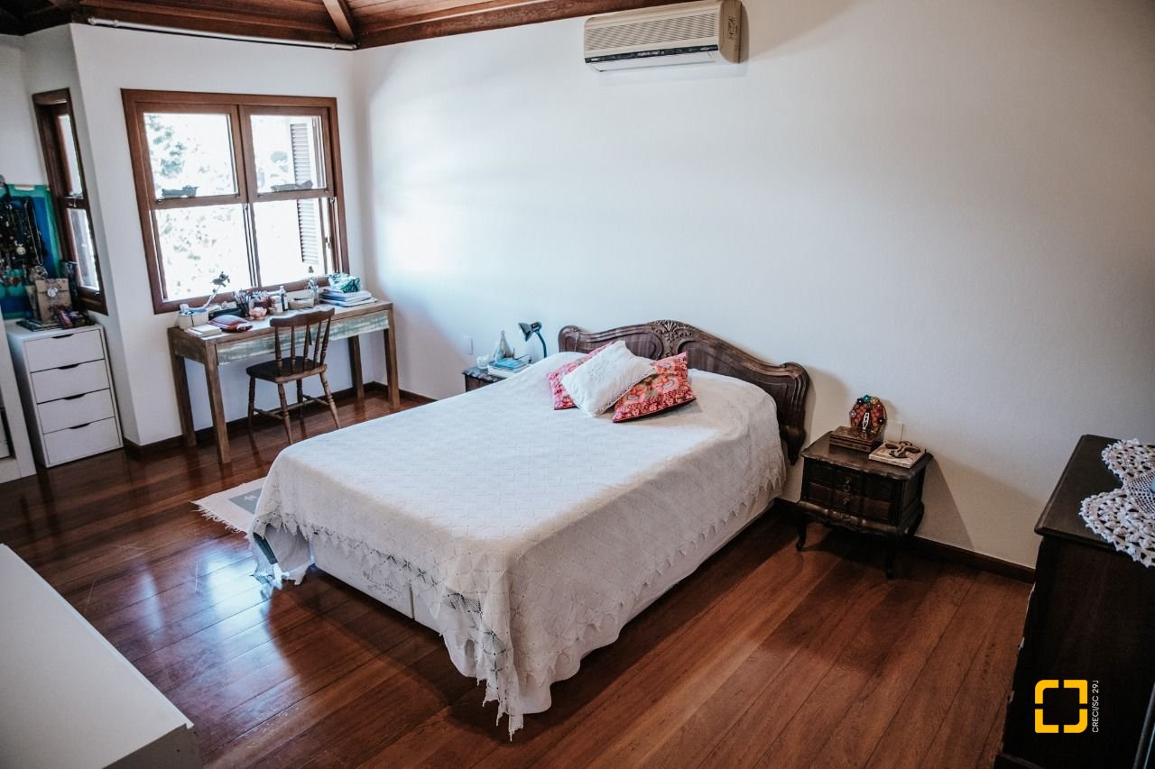 Casa de Condomínio com 300m², 4 quartos (sendo 1 suíte), 4 garagens, no bairro Rio Tavares em Florianópolis