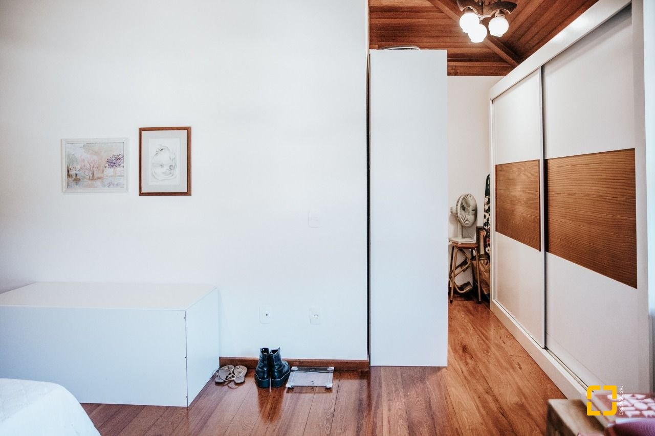Casa de Condomínio com 300m², 4 quartos (sendo 1 suíte), 4 garagens, no bairro Rio Tavares em Florianópolis