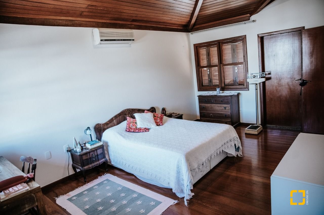 Casa de Condomínio com 300m², 4 quartos (sendo 1 suíte), 4 garagens, no bairro Rio Tavares em Florianópolis