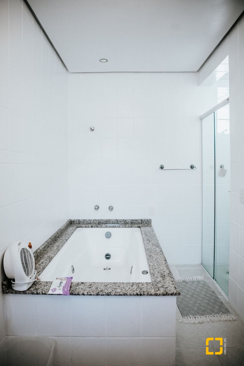 Casa de Condomínio com 300m², 4 quartos (sendo 1 suíte), 4 garagens, no bairro Rio Tavares em Florianópolis