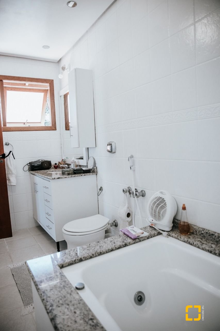 Casa de Condomínio com 300m², 4 quartos (sendo 1 suíte), 4 garagens, no bairro Rio Tavares em Florianópolis