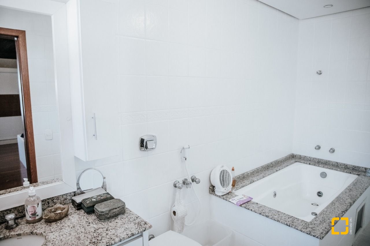 Casa de Condomínio com 300m², 4 quartos (sendo 1 suíte), 4 garagens, no bairro Rio Tavares em Florianópolis