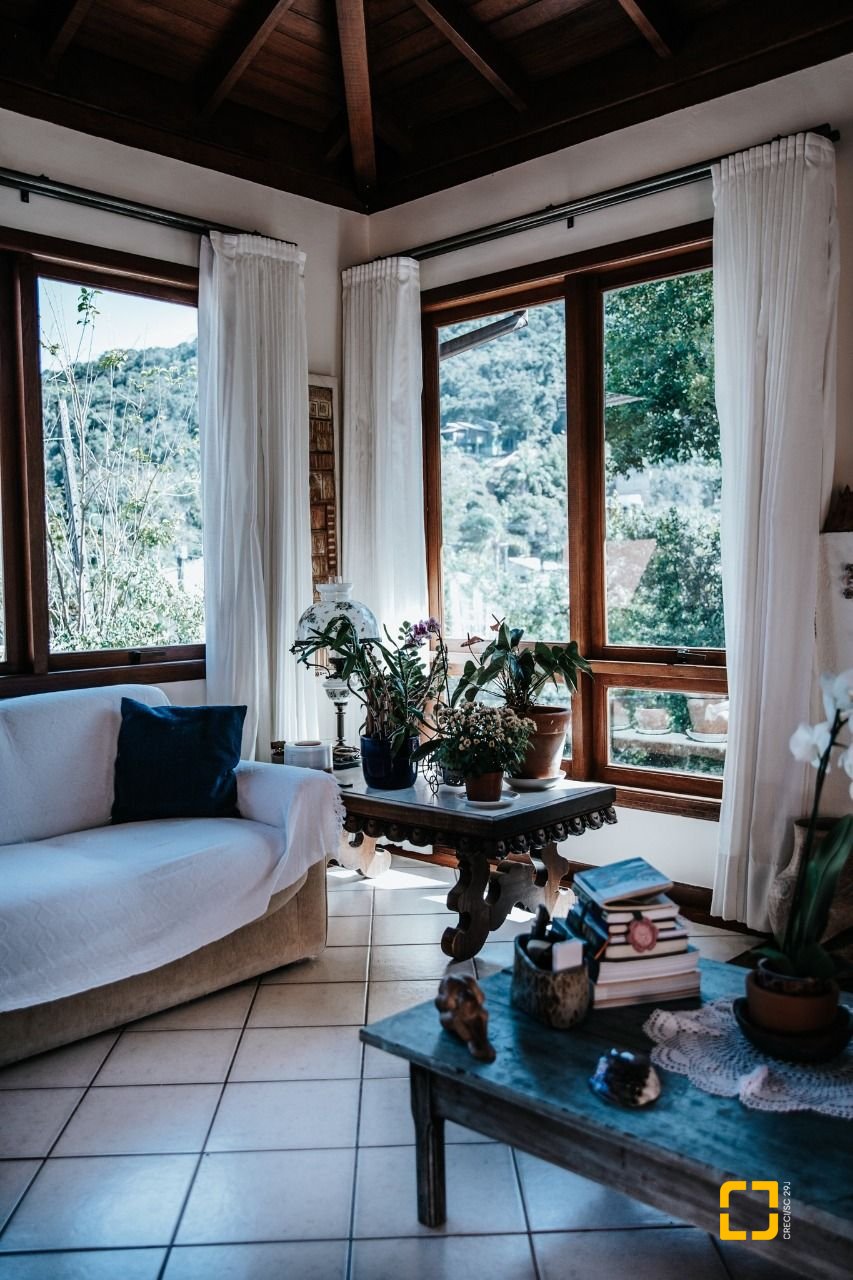 Casa de Condomínio com 300m², 4 quartos (sendo 1 suíte), 4 garagens, no bairro Rio Tavares em Florianópolis