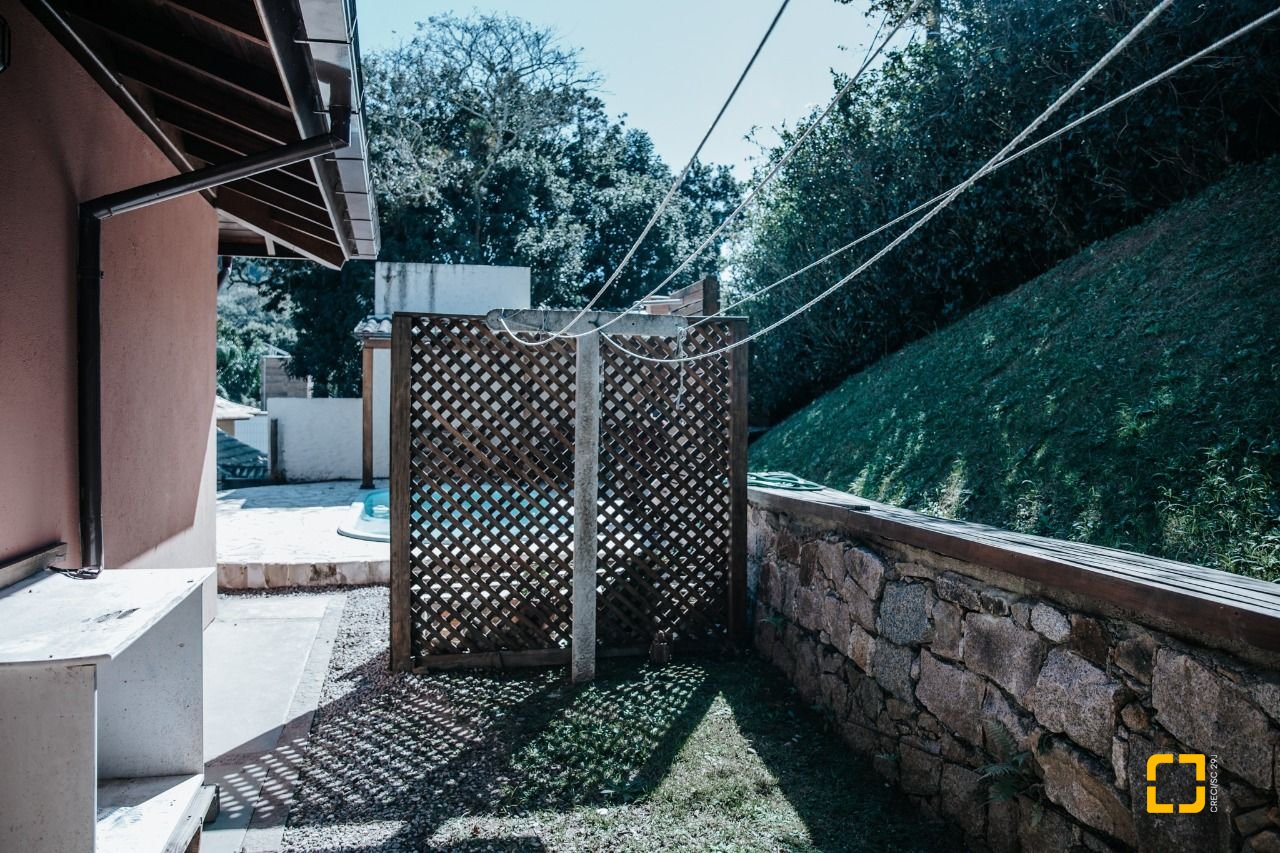 Casa de Condomínio com 300m², 4 quartos (sendo 1 suíte), 4 garagens, no bairro Rio Tavares em Florianópolis