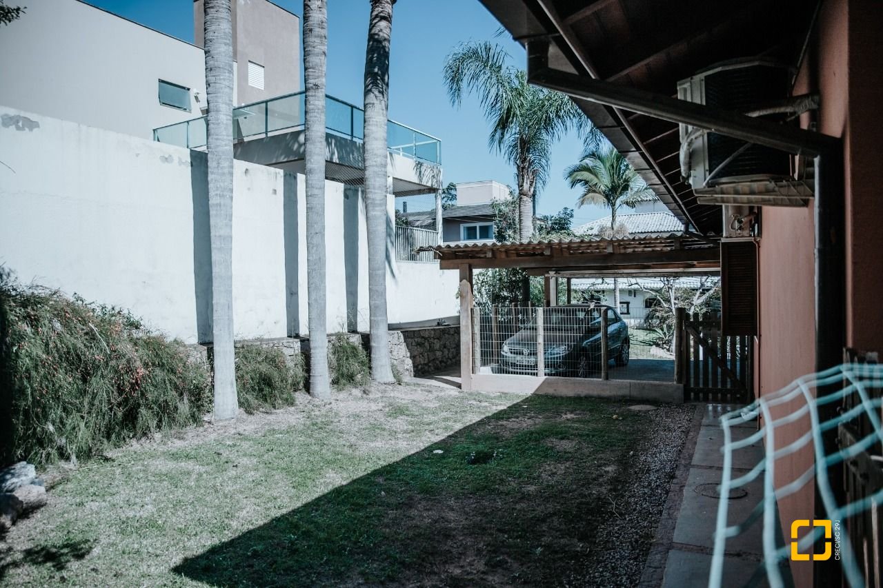 Casa de Condomínio com 300m², 4 quartos (sendo 1 suíte), 4 garagens, no bairro Rio Tavares em Florianópolis