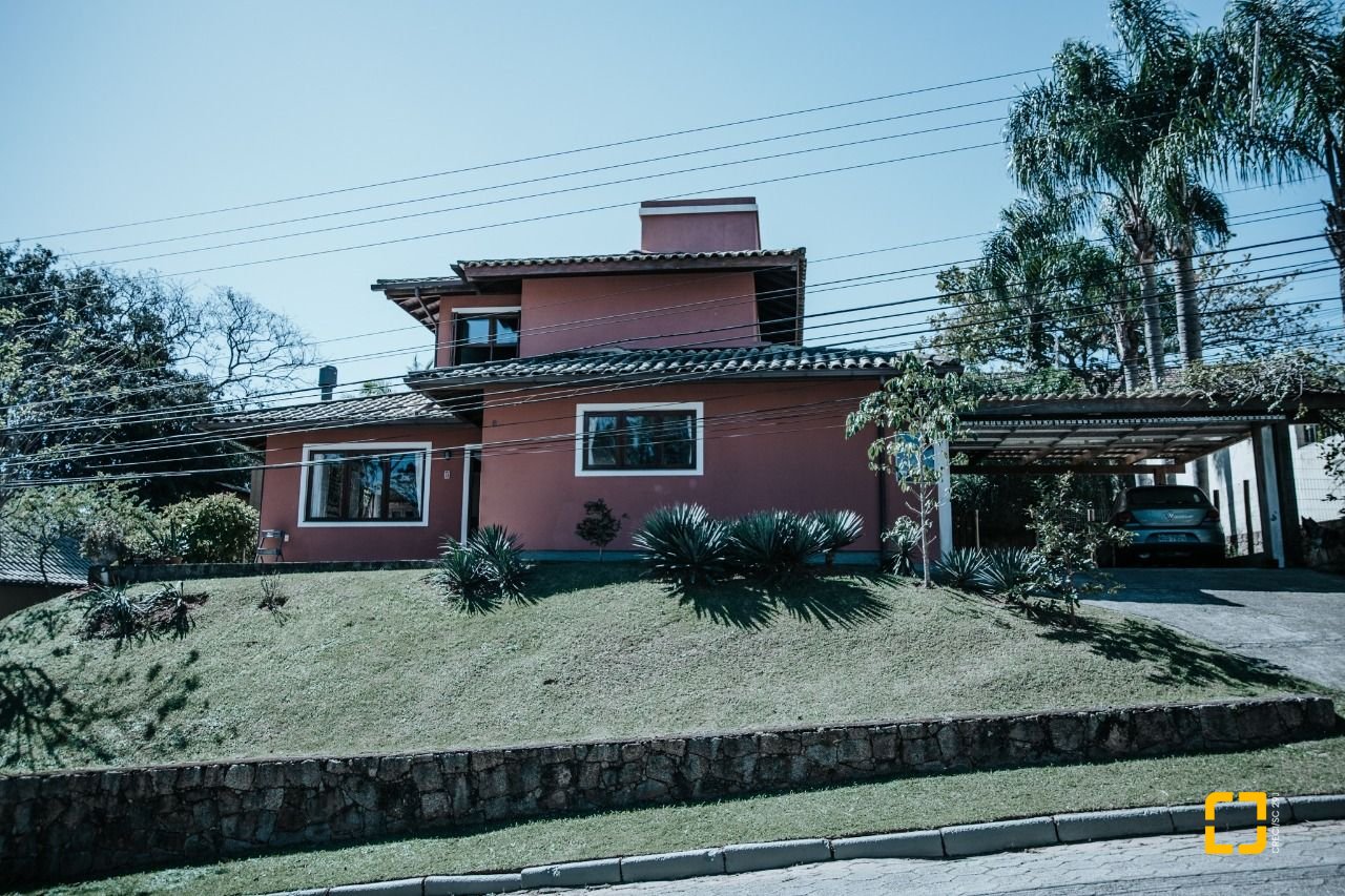 Casa de Condomínio com 300m², 4 quartos (sendo 1 suíte), 4 garagens, no bairro Rio Tavares em Florianópolis