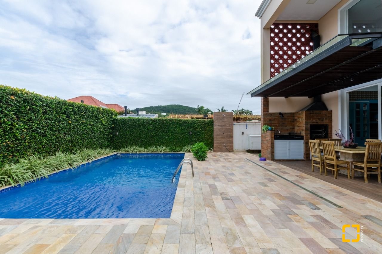 Casa com 393m², 9 quartos (sendo 4 suítes), 2 garagens, no bairro Jurerê Internacional em Florianópolis