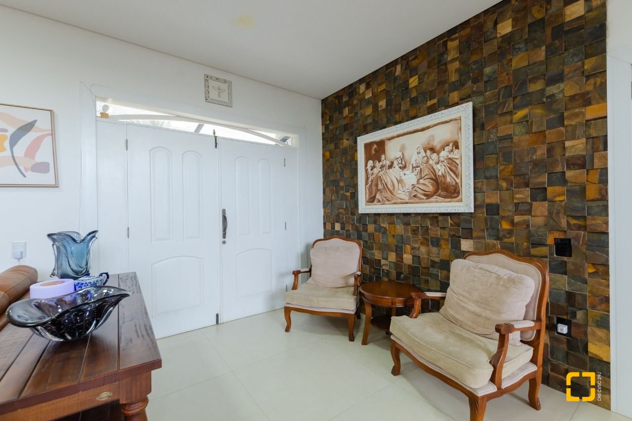 Casa com 393m², 9 quartos (sendo 4 suítes), 2 garagens, no bairro Jurerê Internacional em Florianópolis
