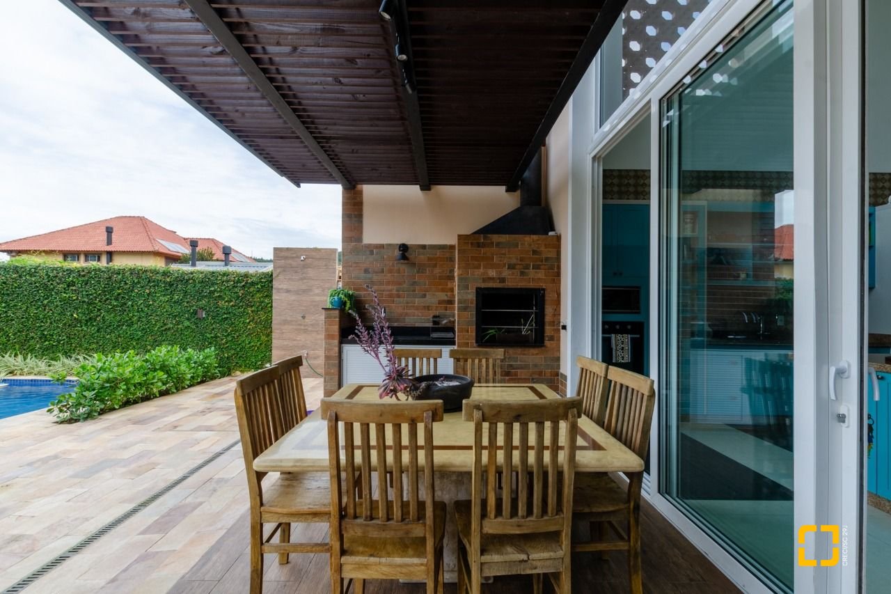 Casa com 393m², 9 quartos (sendo 4 suítes), 2 garagens, no bairro Jurerê Internacional em Florianópolis