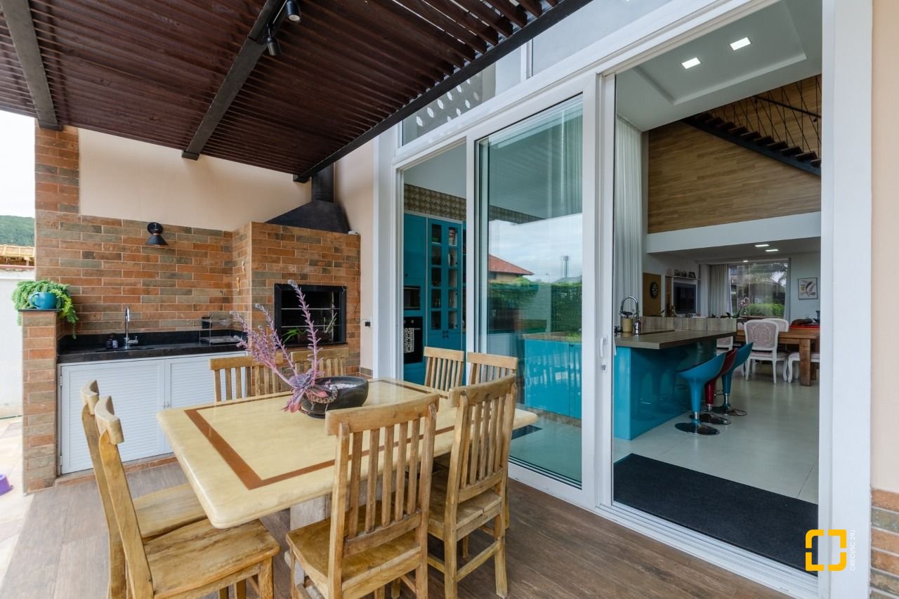 Casa com 393m², 9 quartos (sendo 4 suítes), 2 garagens, no bairro Jurerê Internacional em Florianópolis