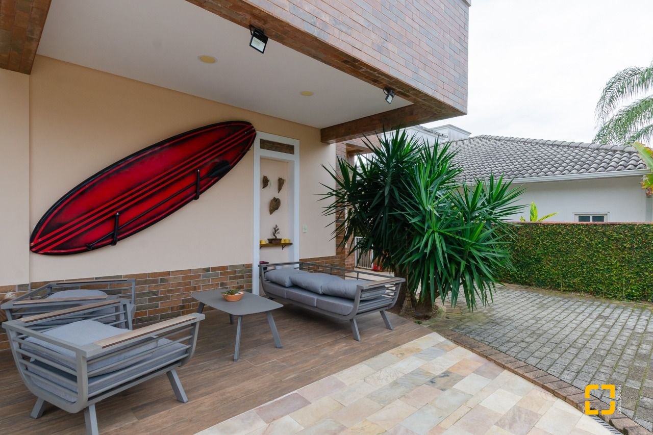 Casa com 393m², 9 quartos (sendo 4 suítes), 2 garagens, no bairro Jurerê Internacional em Florianópolis