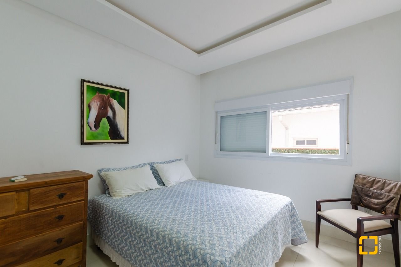 Casa com 393m², 9 quartos (sendo 4 suítes), 2 garagens, no bairro Jurerê Internacional em Florianópolis