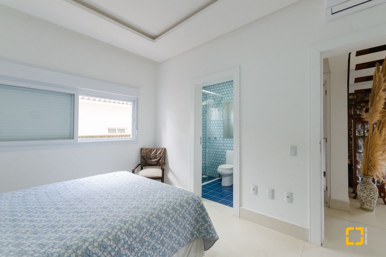 Casa com 393m², 9 quartos (sendo 4 suítes), 2 garagens, no bairro Jurerê Internacional em Florianópolis