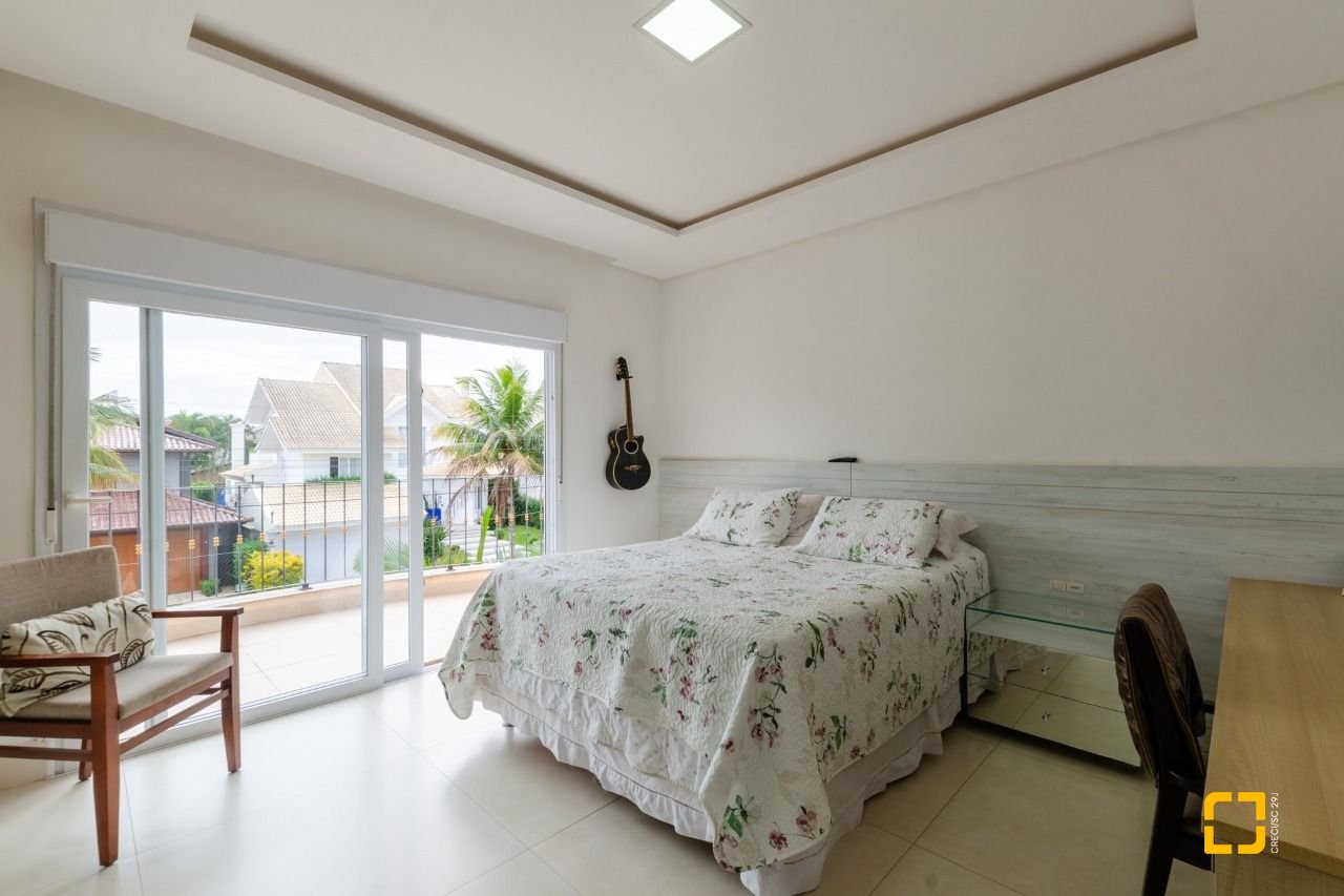 Casa com 393m², 9 quartos (sendo 4 suítes), 2 garagens, no bairro Jurerê Internacional em Florianópolis